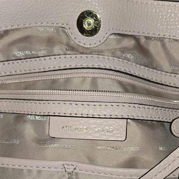 Michael Kors Soft Pebbled Leather Blush Shoulder Bag - Picture 13 of 16